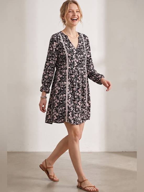 Dokotoo Dresses & Skirts - Dokotoo relaxed babydoll style black and white floral dress. Size medium GUC